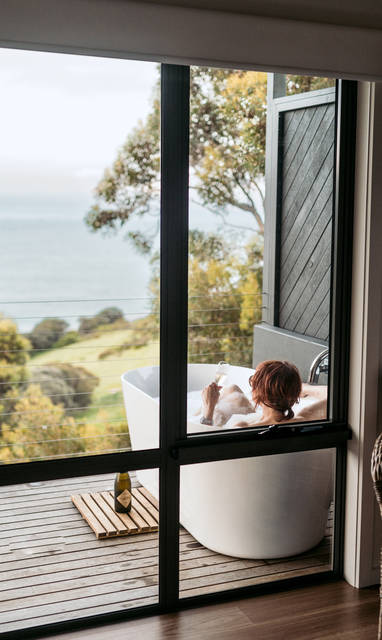 SDKI_HIGH_RES_Luxury_Ocean_View_Villa_-_Outdoor_bath_1_Copyright_Sea_Dragon_Kangaroo_Island