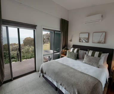 SDKI_HIGH_RES_Luxury_Ocean_View_Villa_-_Bedroom_1_Copyright_Sea_Dragon_Kangaroo_Island