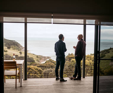 SDKI_HIGH_RES_Luxury_Ocean_View_Villa_-_Couple_enjoying_an_afternoon_wine_Copyright_Sea_Dragon_Kangaroo_Island
