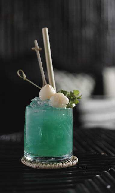 Cocktail in de Baan Ta Lounge Raya Heritage nabij Chiang Mai in Thailand