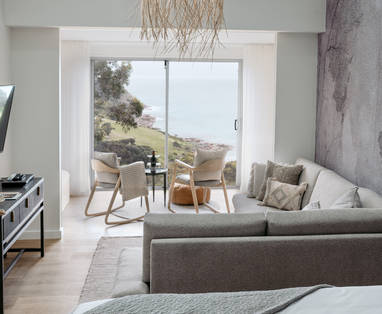 SDKI_HIGH_RES_Superior_Ocean_View_Suite_-_Bed_view_Copyright_Sea_Dragon_Kangaroo_Island_2