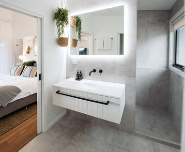 SDKI_HIGH_RES_Deluxe_Ocean_View_Room_and_Bathroom_Copyright_Sea_Dragon_Kangaroo_Island