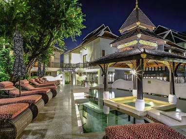 Zwembad in het donker Puripunn Hideaway in Chiang Mai, Thailand