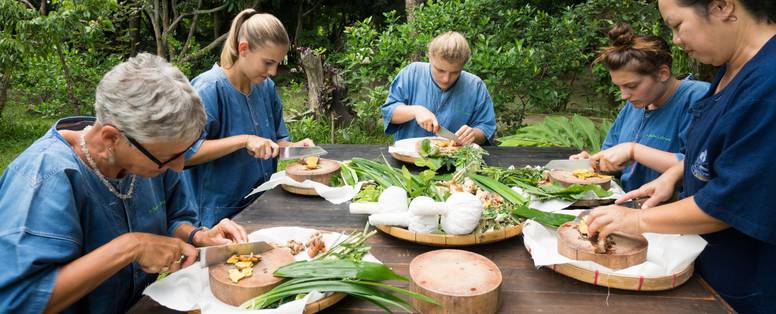 Herbal Compress voorbereiding Khum Lanna nabij Chiang Mai, Thailand