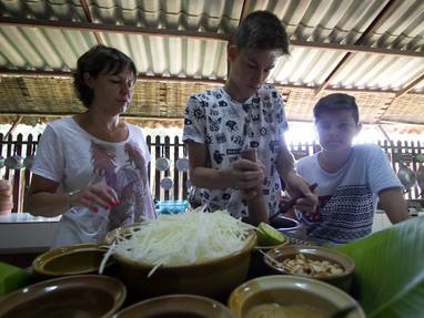 Kookles met Papaya salade Khum Lanna nabij Chiang Mai, Thailand