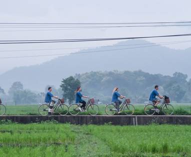 Op de fiets naar de lokale markt Khum Lanna nabij Chiang Mai, Thailand