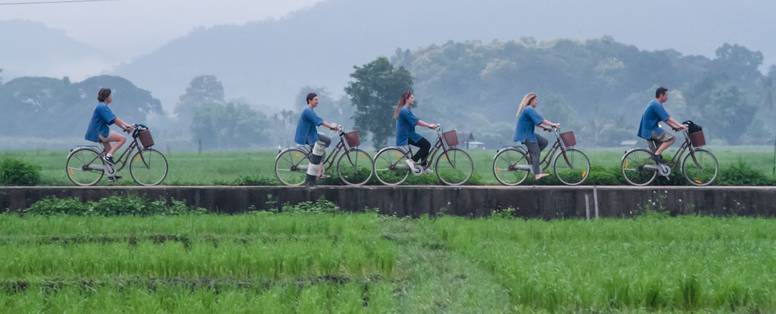 Op de fiets naar de lokale markt Khum Lanna nabij Chiang Mai, Thailand