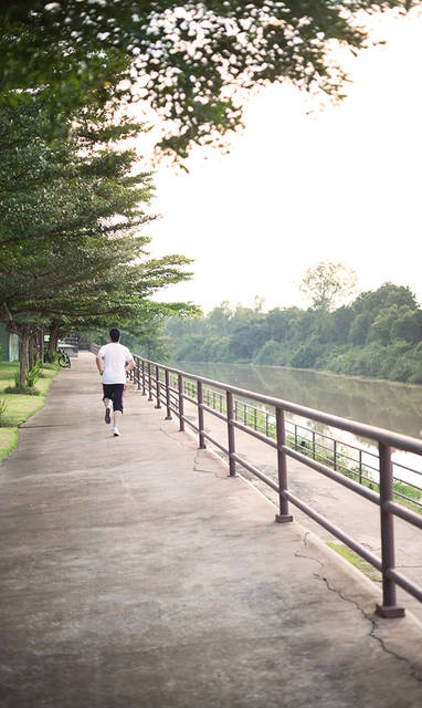 Hardloper bij de Chi Rivier bij Wishing Tree Resort in Khon Kean in Thailand