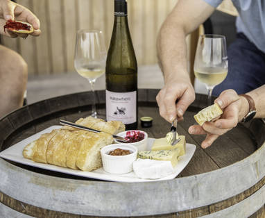 Kaasplank en wijn  bij Matawhero in Gisborne, Nieuw-Zeeland