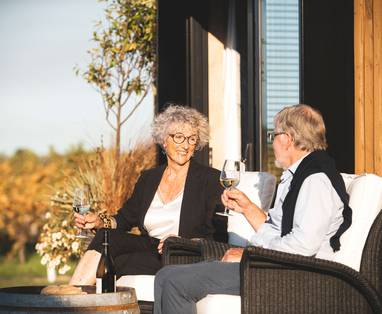 Stel op het terras bij de Noir Cabin  bij Matawhero in Gisborne, Nieuw-Zeeland