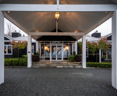 Ingang hoofdgebouw bij Woodhouse Mountain Lodge, Warkworth in Nieuw-Zeeland