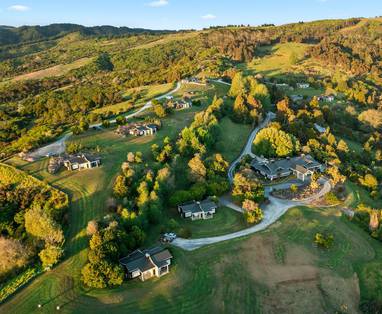 Villa's op heuveltop bij Woodhouse Mountain Lodge, Warkworth in Nieuw-Zeeland