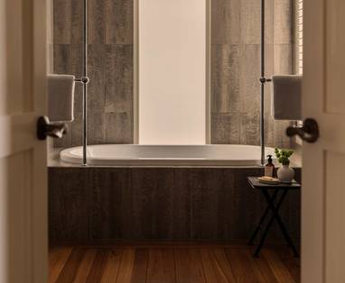 RWNKC_Rooms_Grand_Ocean_View_Junior_Suite_Bathroom_(3)