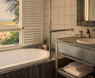 RWNKC_Rooms_Ocean_View_Junior_Suite_Bathroom_(4)