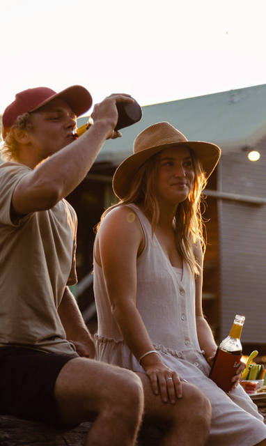 hedlow-retreat-couple-in-sunset-drinking-beer_1050x700