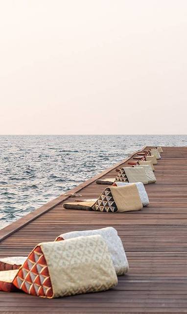 Sunset bar op de vlonder bij Paradee Resort op Koh Samet in Thailand