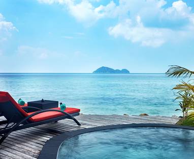 Deluxe beachfront pool suite bij Kupu Kupu, Koh Phangan in Thailand