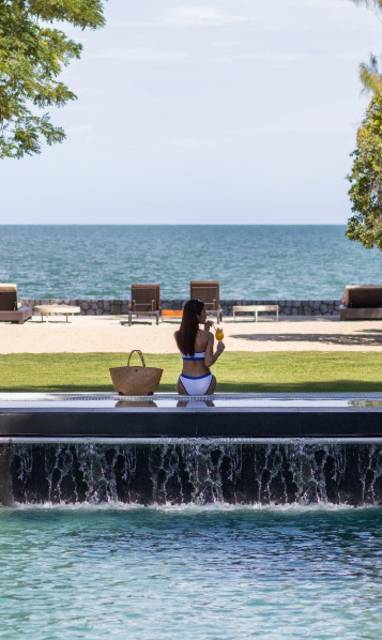 Dame op de rand van het zwembad bij SO Sofitel Hua Hin in Thailand