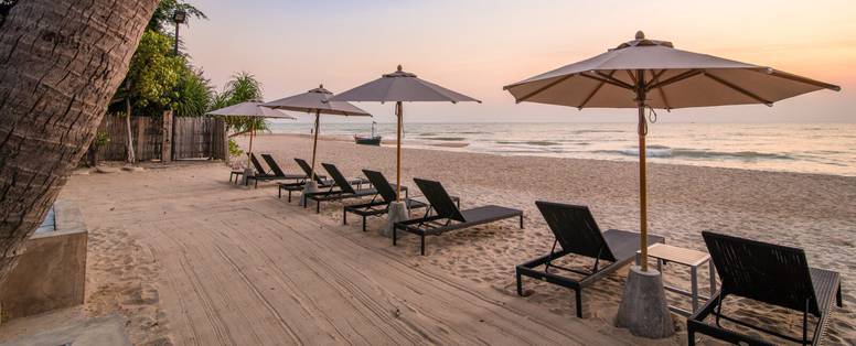 Strand met bedjes bij The Palayana in Hua Hin, Thailand