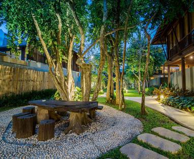 Weelderige tuin bij The Palayana in Hua Hin, Thailand