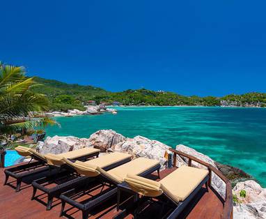 Dek met bedjes met uitzicht op de Golf van Thailand bij View Point Resort op Koh Tao, Thailand