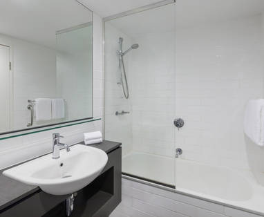 vibe-hotel-darwin-waterfront-guest-room-bathroom-2016