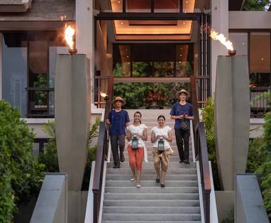 Personeel op de trap bij de lobby bij Banyan Tree op Koh Samui in Thailand