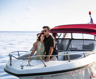Koppel op de boot bij Anantara Rasananda op Koh Phangan in Thailand