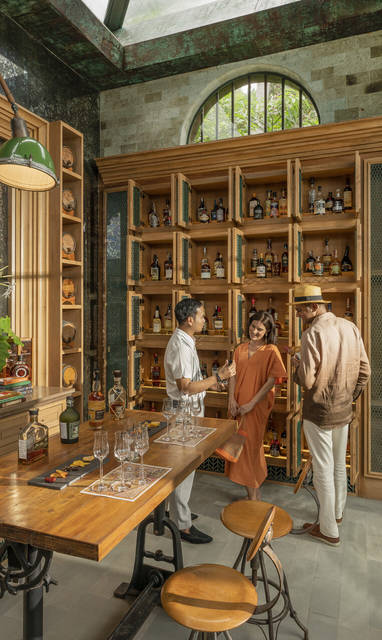 Koppel in de Rum Vault bij Four Seasons Resort Koh Samui in Thailand