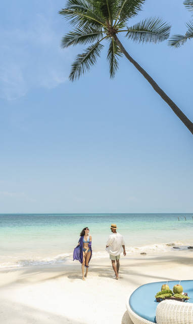 Koppel op het strand bij Four Seasons Resort Koh Samui in Thailand