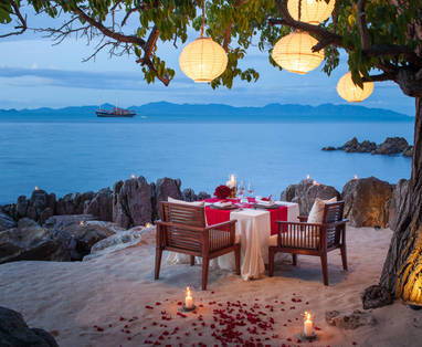 Romantisch diner op het strand bij Four Seasons Resort Koh Samui in Thailand