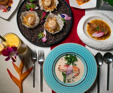 Thaise gerechten bij Bamboo bij The Racha nabij Phuket in Thailand