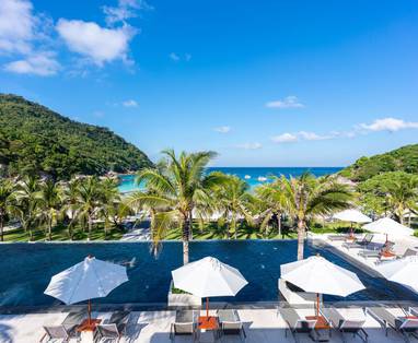 Zwembad bij The Racha nabij Phuket in Thailand