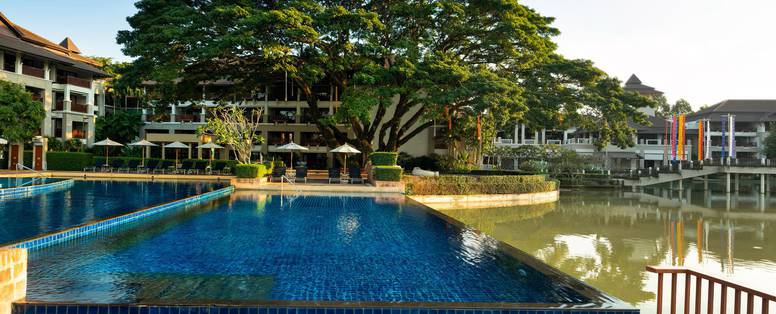 Zwembad aan de rivier bij Le Meridien Chiang Rai in Thailand