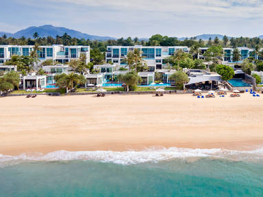 Vooraanzicht resort bij Aleenta Phuket in Thailand