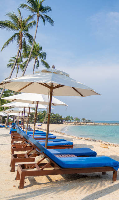 Bedjes op het strand bij Napasai Koh Samui in Thailand
