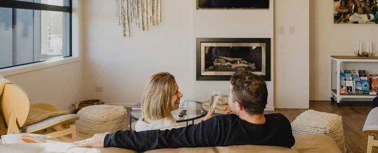 ranginui-at-lake-tekapo-guest-lounge-fireplace