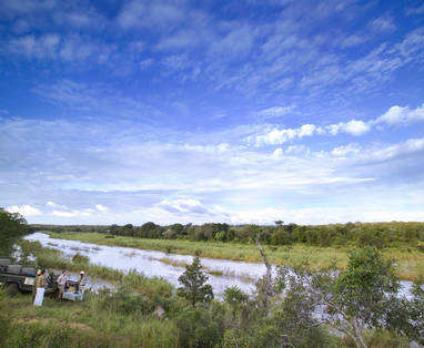 South-Africa-Kirkmans-Kamp-Game-drive-with-a-view