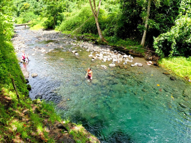 Bovenaanzicht rivier met helderblauw water en zwemmende mensen