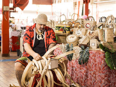 Meneer op de markt maakt handgemaakte ambacht