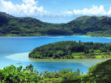 Bovenaanzicht Huahine blauwe lagune 