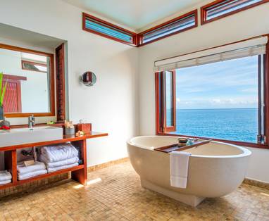 Over-water_batthroom_views