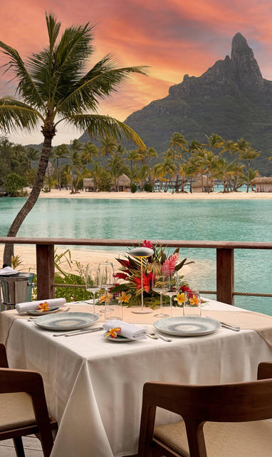 Opgedekte tafel met uitzicht op Mount Otemanu met mooie zonsondergang