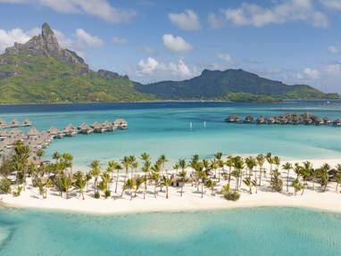 Luchtfoto van gehele resort met Mount Otemanu op de achtergrond