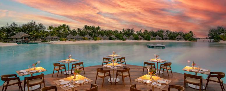 Overzicht terras van restaurant met zonsondergang