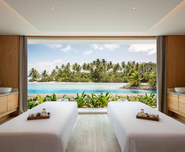 Raamuitzicht vanuit de spa op de blauwe lagune