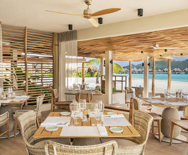 Binnen inrichting restaurant Varavara met natuurlijke kleuren 