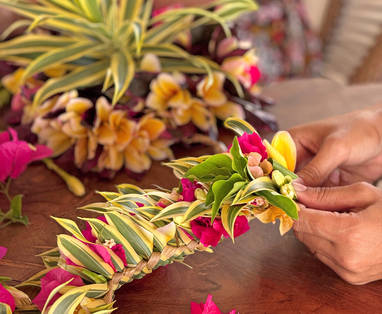 Handgemaakte gekleurde bloemenkransen 