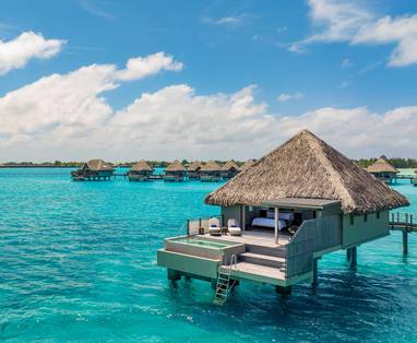 Luchtaanzicht overwater bungalow met dompelbad boven blauwe lagune