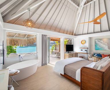 Ruime lichte inrichting van de strandvilla's